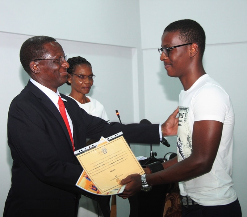 Entrega de certificado a um dos melhores estudantes do IMEP