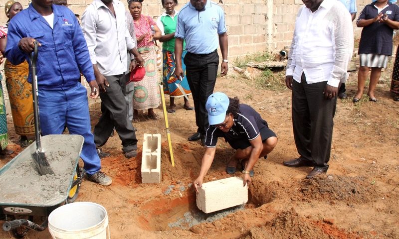 Lan&ccedil;amento da primeira pedra para a constru&ccedil;&atilde;o da Direc&ccedil;&atilde;o Distrital do INSS de KaMubukwane