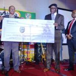 Entrega do cheque &agrave; equipa vencedora do Mo&ccedil;ambola edi&ccedil;&atilde;o 2016