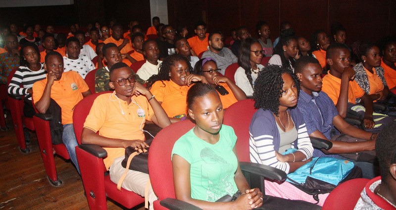Participantes na ora&ccedil;&atilde;o de sapi&ecirc;ncia