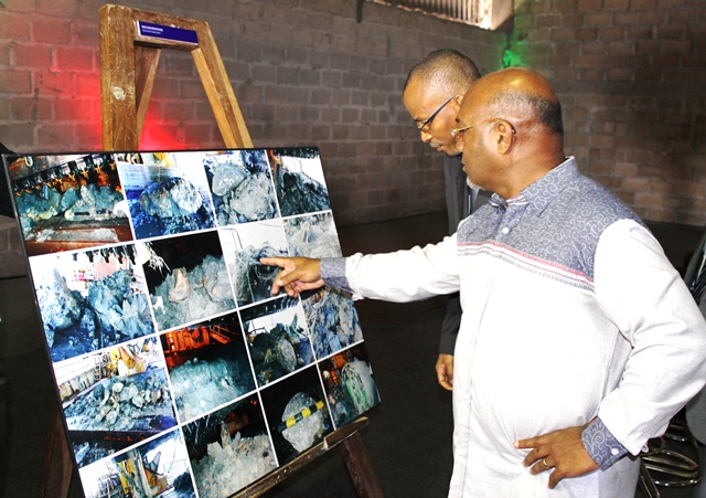 Visita &agrave; exposi&ccedil;&atilde;o fotogr&aacute;fica sobre a dragagem
