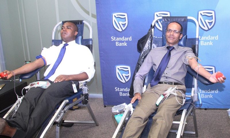 Colecta de sangue pelos funcion&aacute;rios do Standard Bank