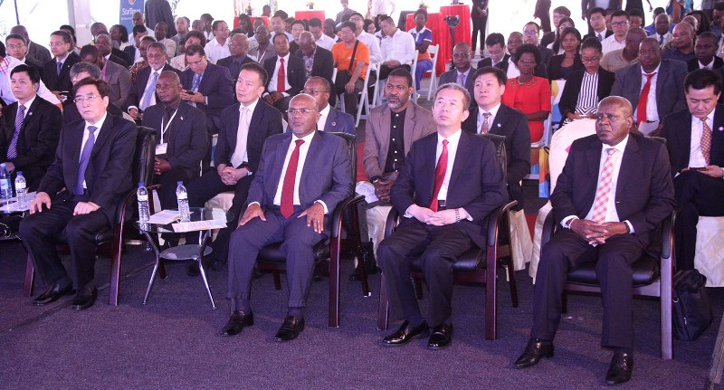 Participantes na cerim&oacute;nia de lan&ccedil;amento do Projecto de Migra&ccedil;&atilde;o Digital em Mo&ccedil;ambique