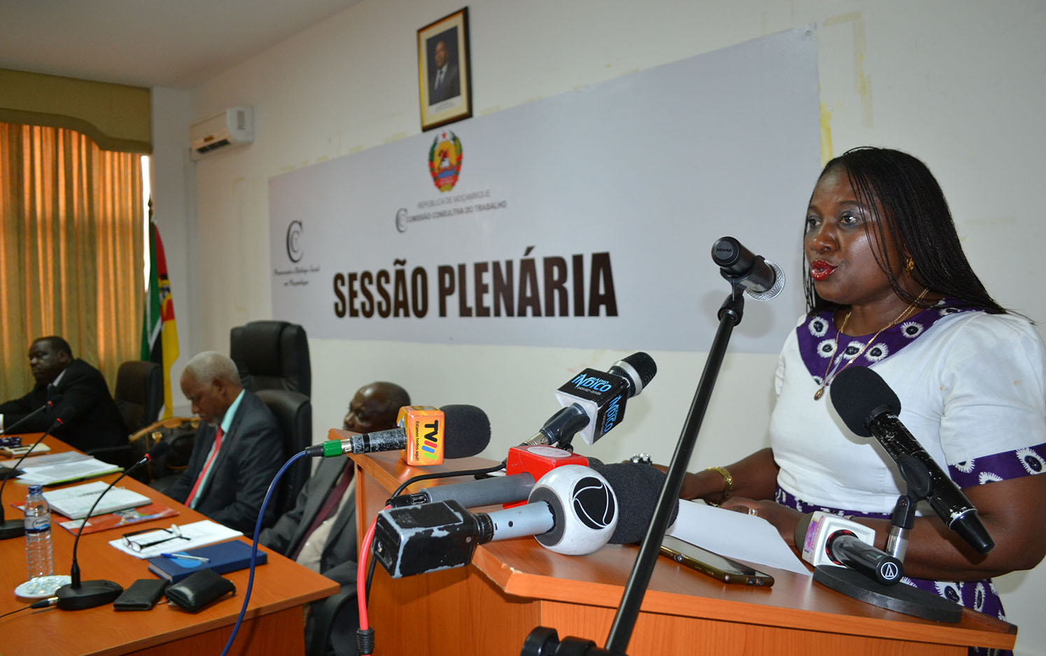 Vitória Diogo Ministra do Trabalho Emprego e Segurança Social discursando na Plenária