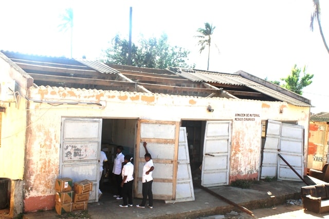 Armaz&eacute;m danificado do Hospital Rural de Chicuque