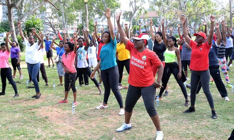 Funcionarios do MITESS fazendo ginastica a&eacute;robica