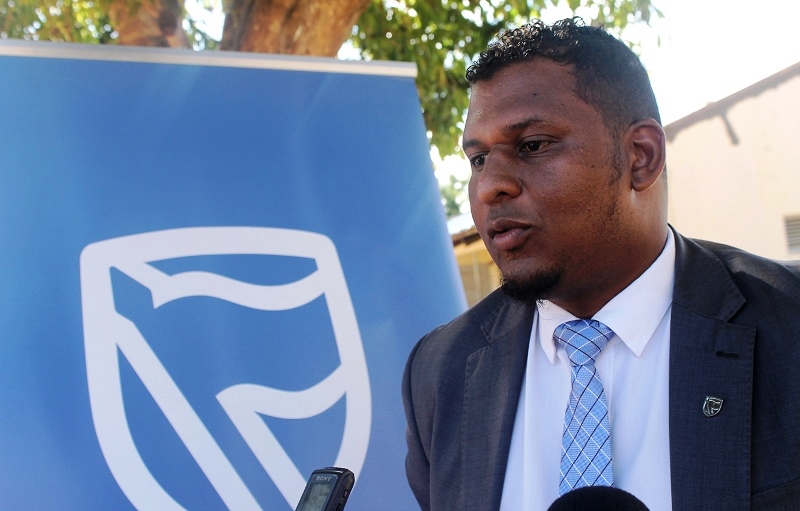 Jair Ismael gerente do balc&atilde;o do Standard Bank na Maxixe