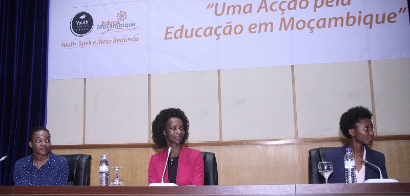 Mesa que Presidiu youth Speak For&uacute;m e Mesa Redonda dos Estudantes da AIESEC