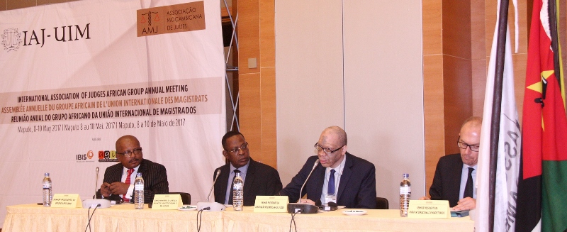 Mesa que presidiu a reunião anual do Grupo Africano da União Internacional de Magistrados