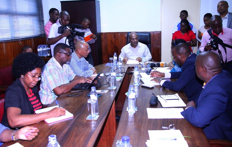 Mesa que presidiu o encontro entre o min&iacute;stro dos Transportes e Comunica&ccedil;&otilde;es e a direc&ccedil;&atilde;o da EMTPM