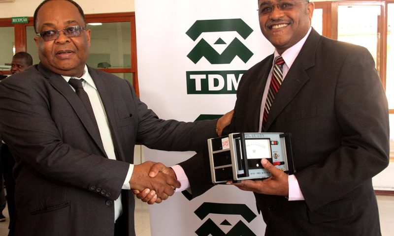 Oferta simb&oacute;lica de equipamento laboratorial &agrave; ANEP