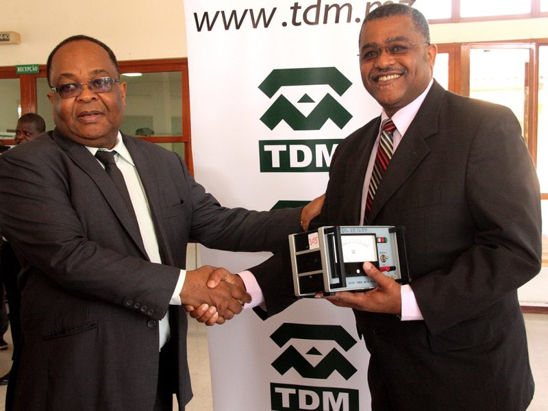 Oferta simb&oacute;lica de equipamento laboratorial &agrave; ANEP