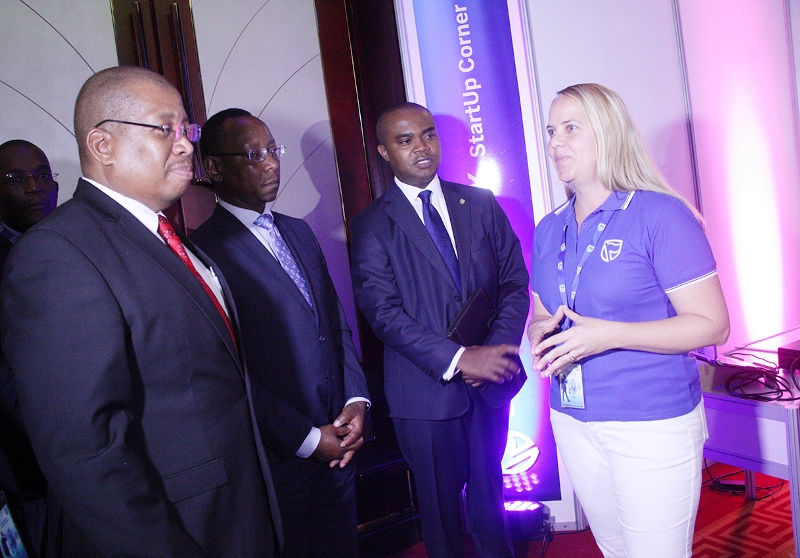 Visita do Ministro da Ci&ecirc;ncia e Tecnologia Ensino Superior e T&eacute;cnico Profissional ao espa&ccedil;o das incubadoras do Standard Bank