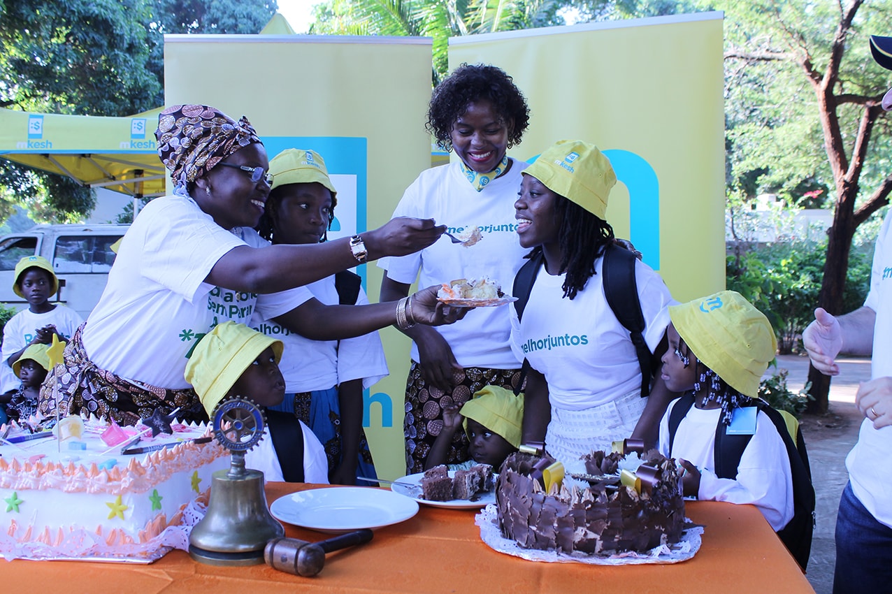 Corte do bolo no convívio do Dia Internacional da Criança