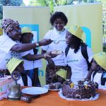 Corte do bolo no conv&iacute;vio do Dia Internacional da Crian&ccedil;a