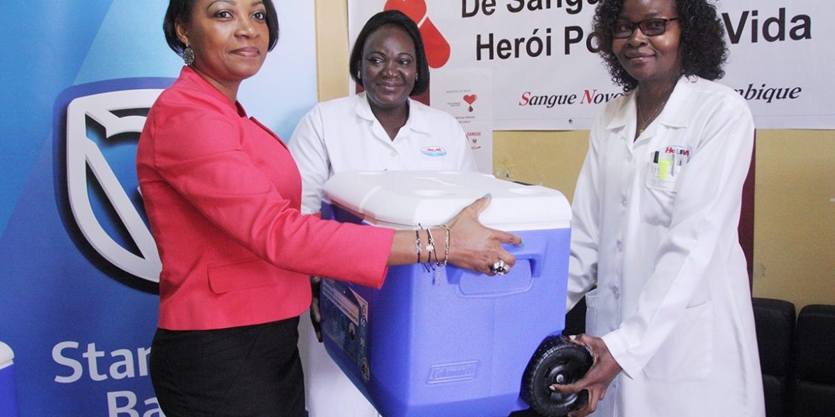 Entrega simb&oacute;lica de caixas t&eacute;rmicas &agrave; Directora do Banco de Sangue do HCM