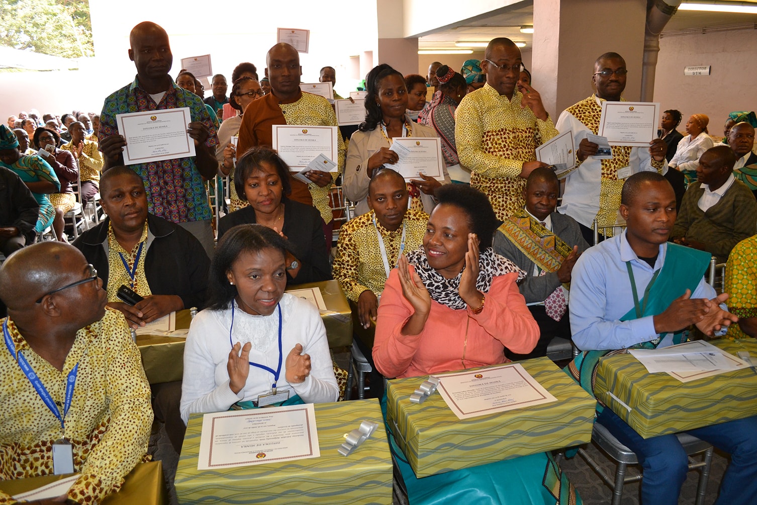 Funcion&aacute;rios premiados exibindo seus diplomas