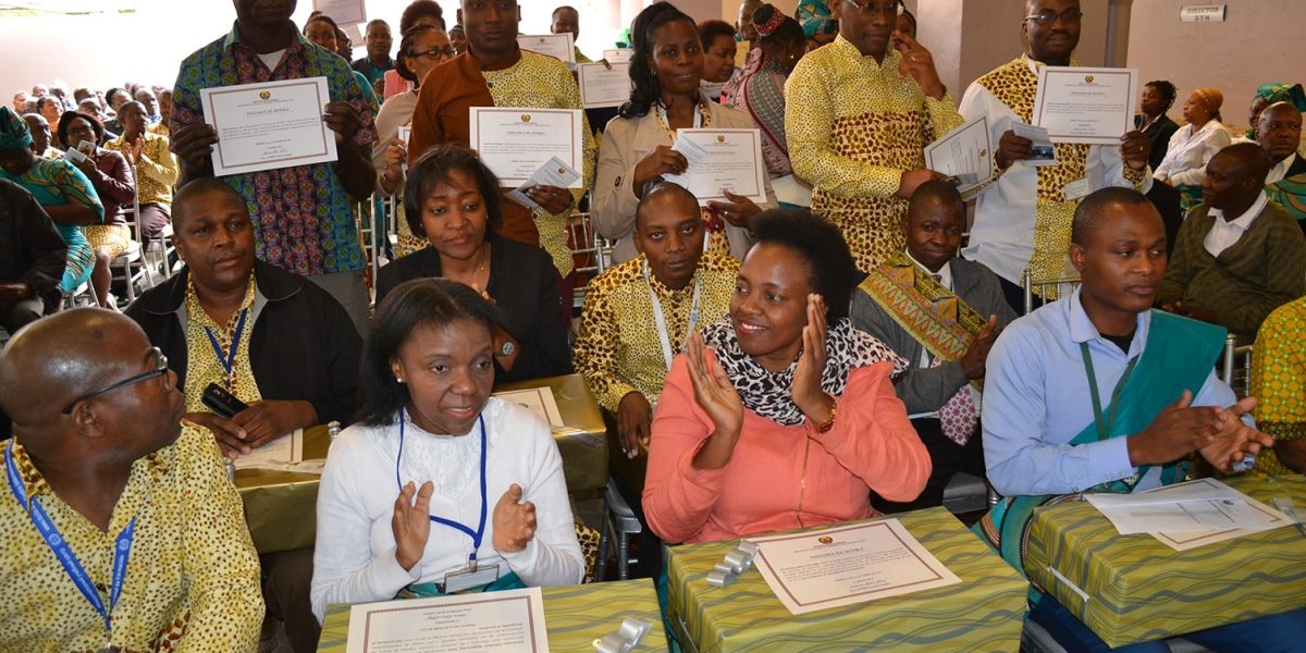 Funcion&aacute;rios premiados exibindo seus diplomas