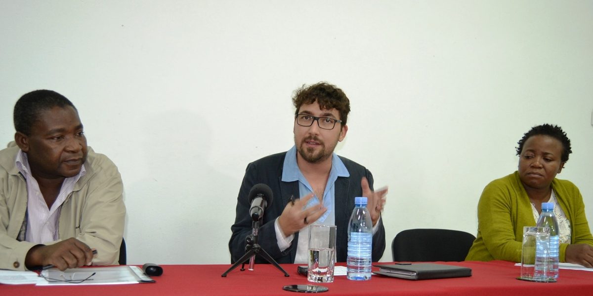 Mesa que presidiu o debate