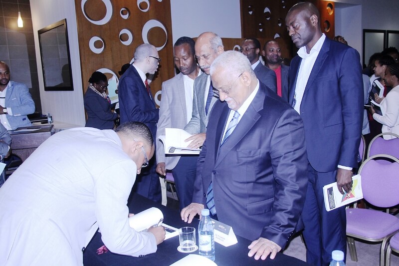 Assinatura de aut&oacute;grafos do livro Justi&ccedil;a Constitucional