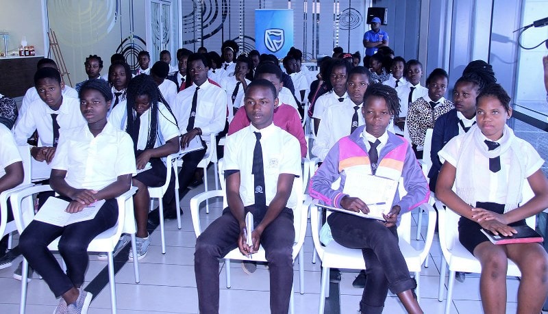Aula aberta dos estudantes de escolas públicas no Standard Bank