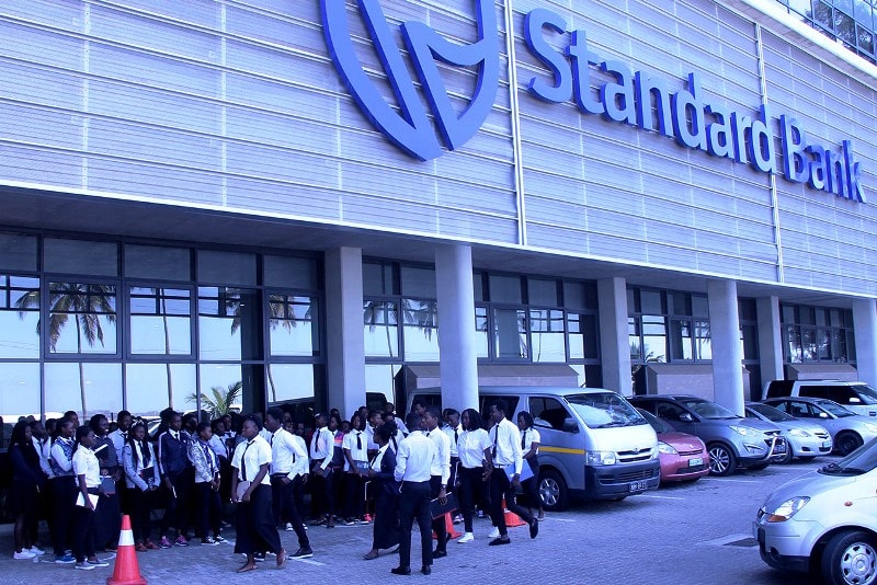 Estudantes da Escola Secundária Malangatana Valente Nguenha visitando a sede do Standard Bank
