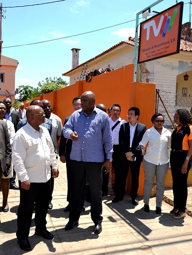 Carlos Mesquita durante a visita ao Centro de Televis&atilde;o Provincial de Maputo