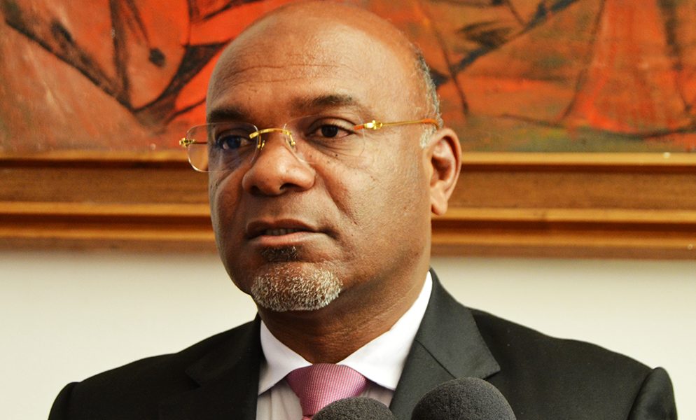 Carlos Mesquita ministro do Transportes e Comunicações 2