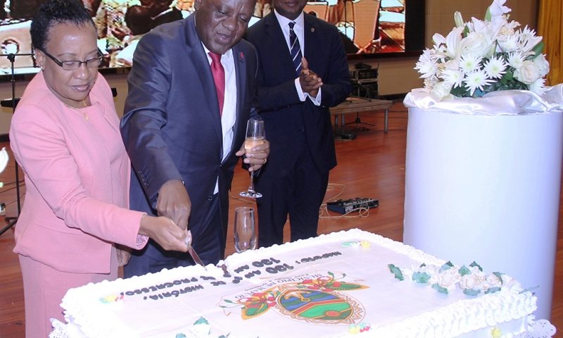 Corte do bolo alusivo &agrave;s comemora&ccedil;&otilde;es dos 130 anos da Cidade de Maputo
