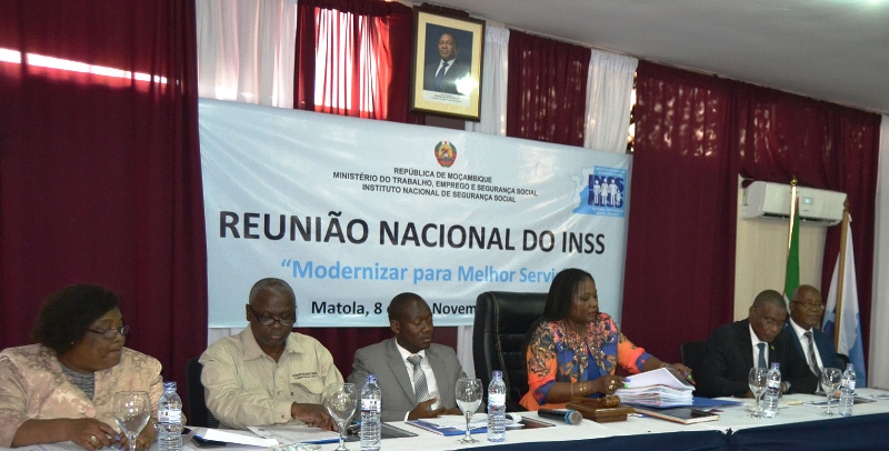 Mesa que presidiu &agrave; reuni&atilde;o