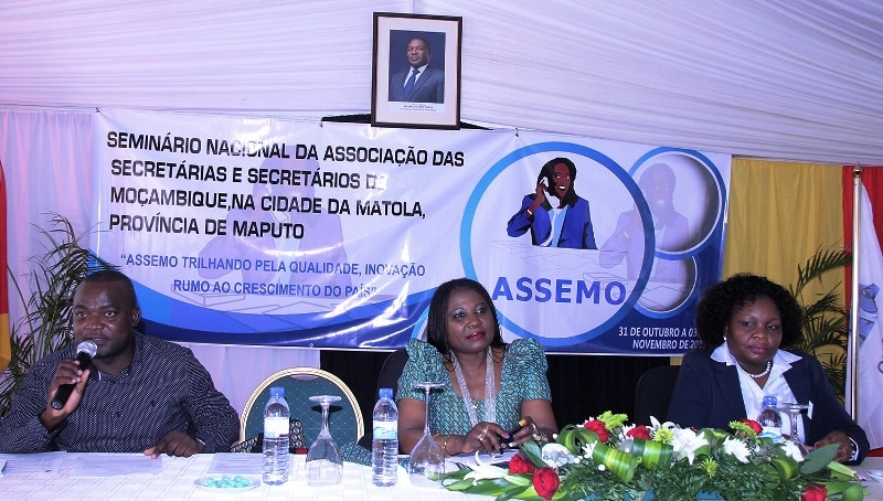 Mesa que presidiu o Semin&aacute;rio Nacional da ASSEMO