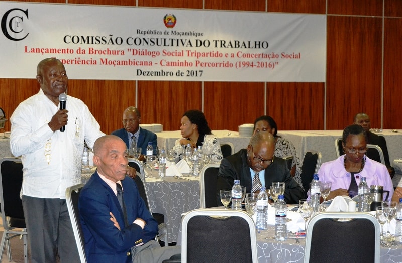 Participantes intervindo na IV Sess&atilde;o Plen&aacute;ria da CCT 