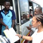 Vice Ministra dos Transportes e Comunica&ccedil;&otilde;es interagindo com alguns transportadores