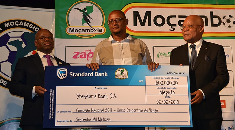 Entrega do cheque ao representante da Uni&atilde;o Desportiva de Songo