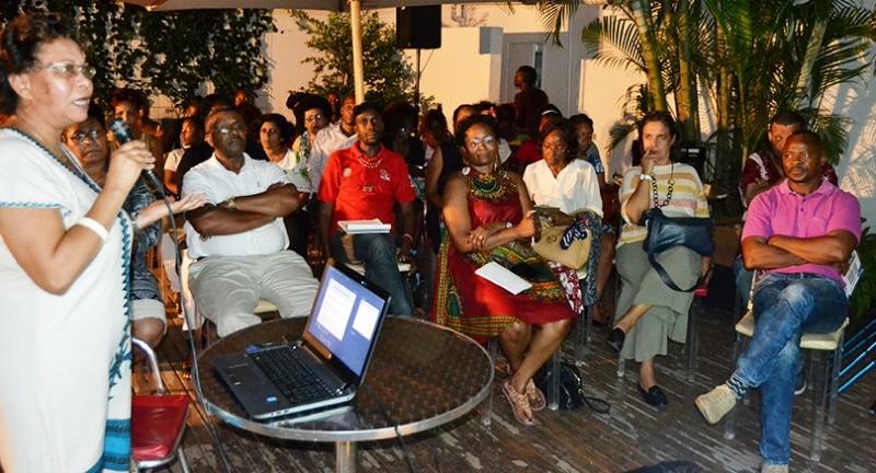 Oradora e participantes