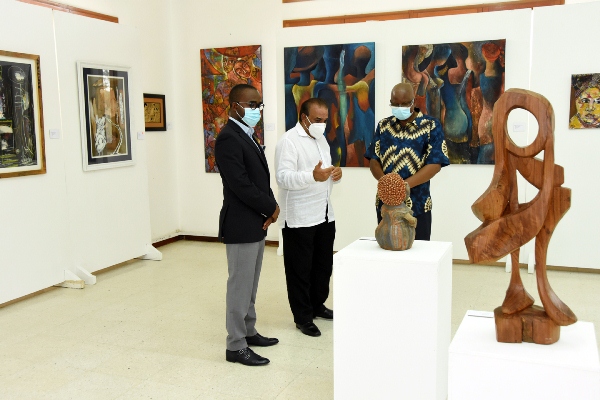 Ministro dos Transportes e Comunicacoes Janfar Abdulai visitando a exposicao