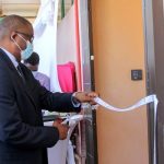 Orlando Quilambo no acto de corte da fita