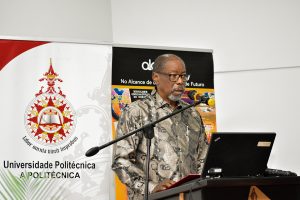Luis Bernardo Honwana apresentador da obra 2