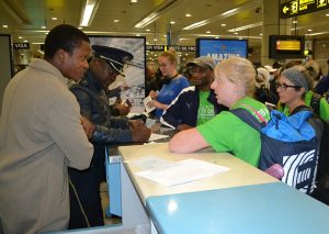 Vice ministro interagindo com os passageiros (2)