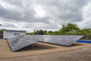 Sistema de painéis solares que alimentam o sistema