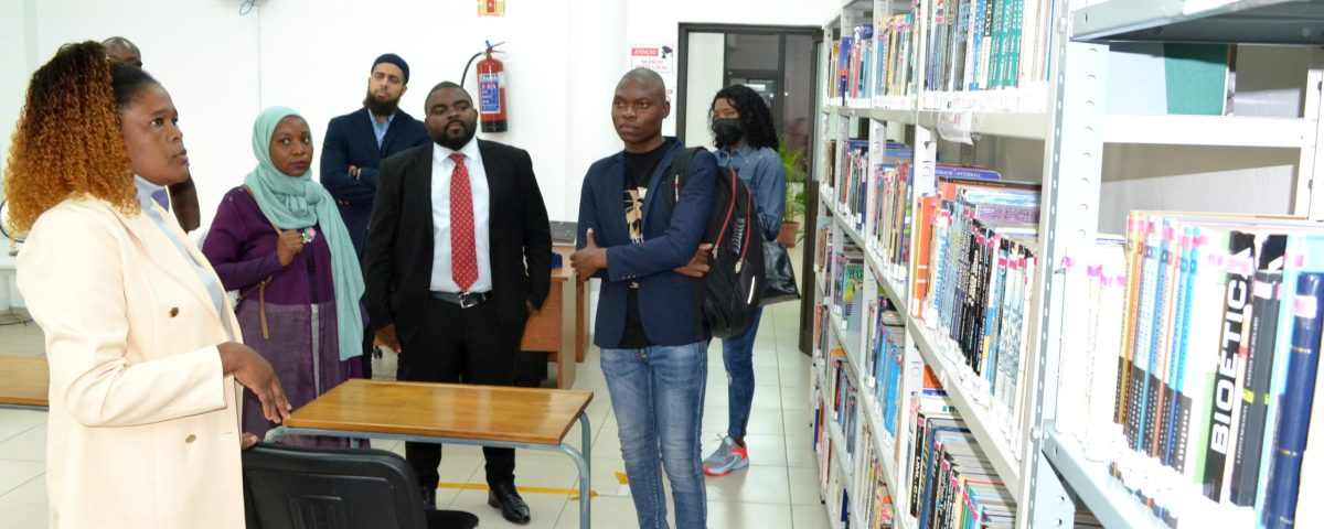 Visita de estudantes à Biblioteca Central da Universidade Politécnica