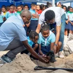 Com o plantio de árvores Standard Bank contribui para a protecção costeira da cidade da Beira