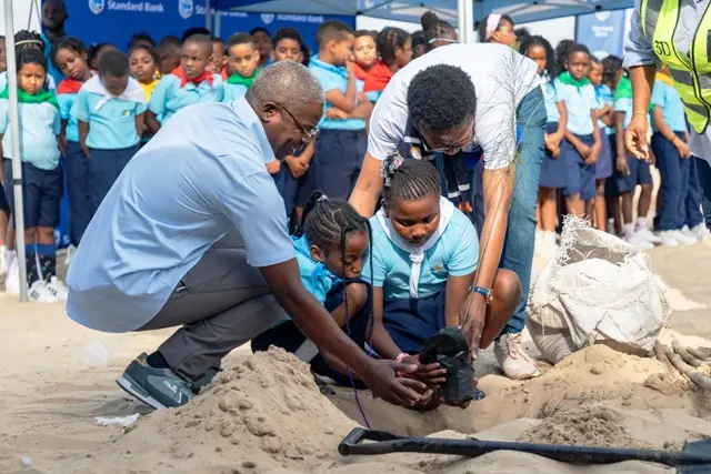 Com o plantio de árvores Standard Bank contribui para a protecção costeira da cidade da Beira