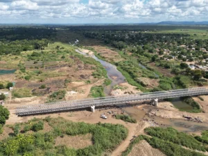 Ponte metálica sobre o Rio Metuchira
