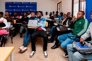 Estudantes durante a sessão de formação em programação (3) Estudantes durante a sessão de formação em programação (3)