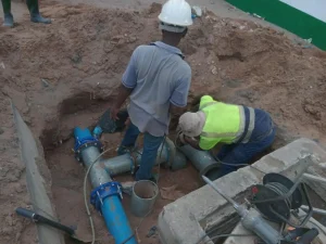 Obras de reforço da rede de água no bairro Inhagóia “B” 1