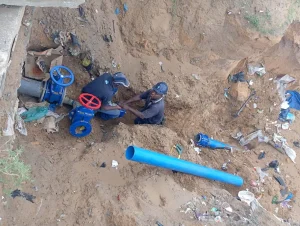 Obras de reforço da rede de água no bairro Inhagóia “B” 3