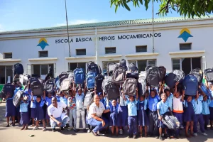 Cerca de 300 crianças da Escola Básica Heróis Moçambicanos, na Cidade da Beira beneficiaram de Kits escolares