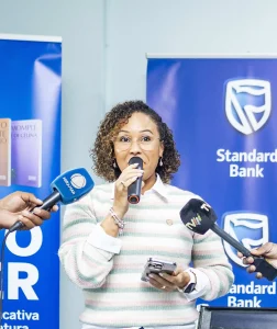 Dayse Madeira Correia, directora de Marketing e Gestão de Marca do Standard Bank 1 (1) Dayse Madeira Correia, directora de Marketing e Gestão de Marca do Standard Bank 1 (1)
