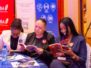 Participantes atentos à leitura do livro